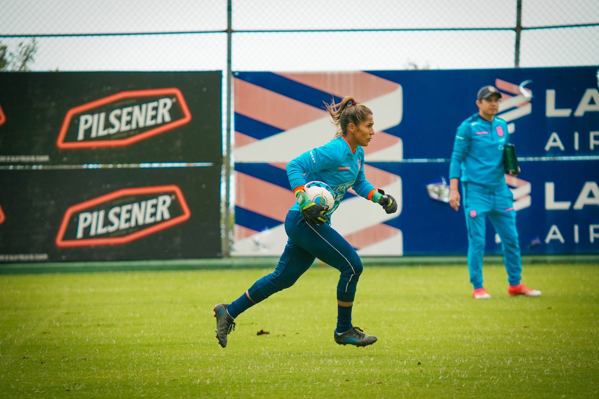 irenetobarmera's tweet photo. Inténtalo y equivócate, pero no te equivoques en no intentarlo.
Recuerda que si quieres el arcoíris debes pasar por la tormenta.
Dios es bueno.
Fecha FIFA 🇵🇾🇪🇨
@RinatOficial
#diosesbueno #FechaFIFA #ecuador #paraguay #fútbol #goalkeeper #mujervaliente #irenetobar https://t.co/PUKm4uQBuq