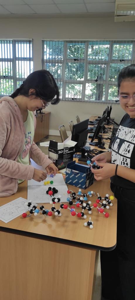 ICBUTALCA1's tweet photo. Hoy estudiantes de cuarto año en clase de Bioinformática Estructural pudieron conocer diferentes estructuras utilizando un kit molecular que representa átomos y enlaces.

#SomosUTalca
#UTalca 
#IngenieriaCivilenBioinformática 
#ICBUTalca
#Bioinformática
#Bioinformaticautalca https://t.co/RqAVzxYhSr
