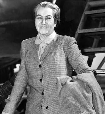 LetrasBreves's tweet photo. "Hay besos que se dan
con la mirada 
hay besos que se dan
con la memoria."

Gabriela Mistral.

Aniversario de nacimiento 134. https://t.co/FeGbkqhUF7