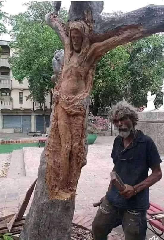 Este hombre se dedicó a tallar una representación de cuando Jesús murió en la cruz hoy viernes santo,Sea amable y califique el trabajo  Que Hermoso le quedó 🙌🎨😍❤️👏🏻💯