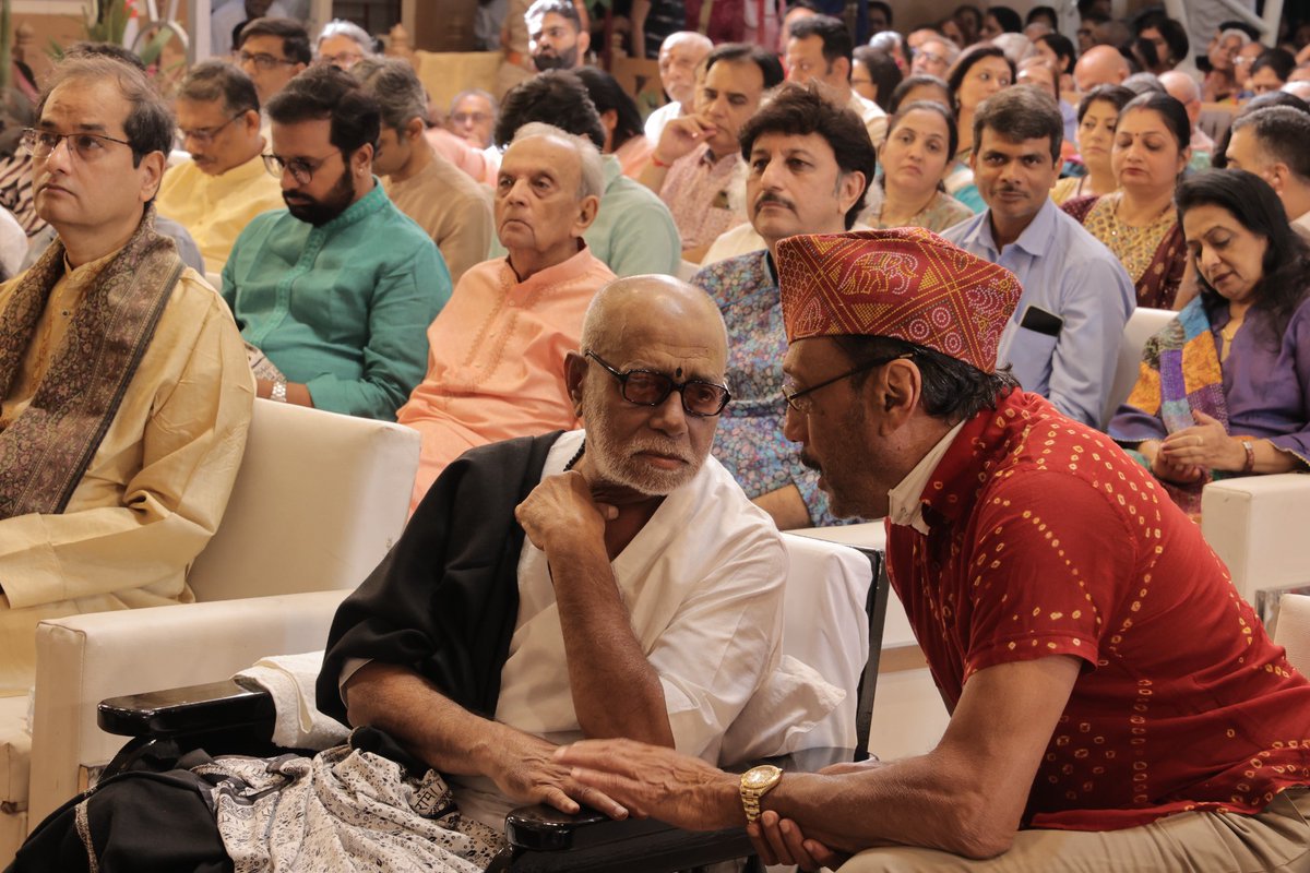 bindasbhidu's tweet photo. Blessed to have received the Natraj Award by Morari Bapu ji 🙏
@MorariBapu_ #hanumanjayanti 
@SANGEETNIDUNIYA @chitrakutdham09 https://t.co/6kg389n6a6