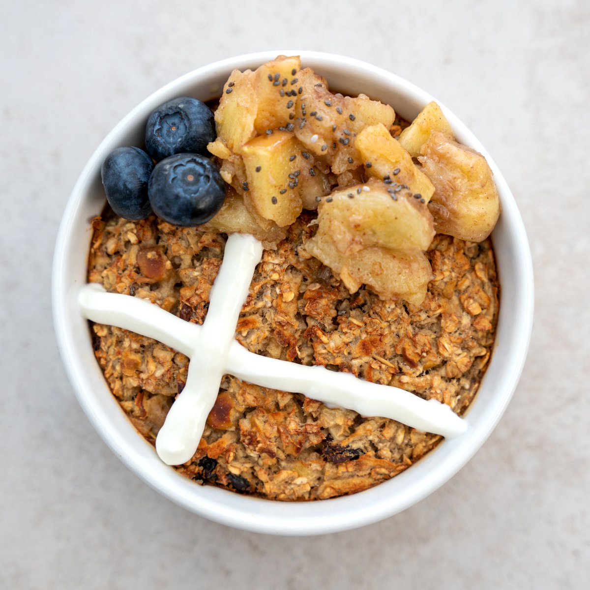 RAWHealthUK's tweet photo. Organic Easter Baked Oats🥣

Enjoy all the spices and flavours of a Hot Cross Bun in a morning bowl of oats and top with our blossom honey for natural sweetness. We highly recommend!👌

Find the full recipe here https://t.co/D6IGNLMZof https://t.co/xBcmacgoaY