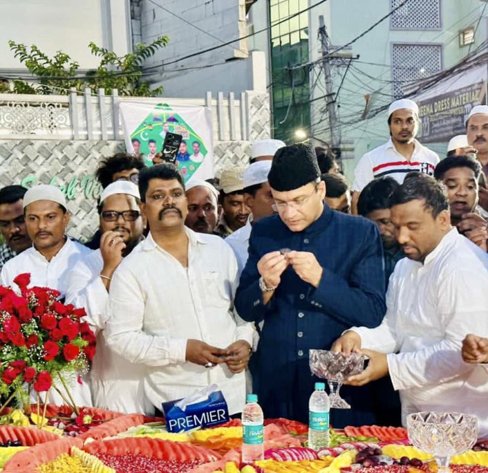 MohdHafeezaimim's tweet photo. #AIMIM Floor Leader Janab #AkbaruddinOwaisi Attended Grand Dawat-E-Iftar Today At Near Masjide Quadria, #Hashamabad, #Chandrayangutta Constituency..
#IftarWithAkbarOwaisi https://t.co/XwdoGWJ54N