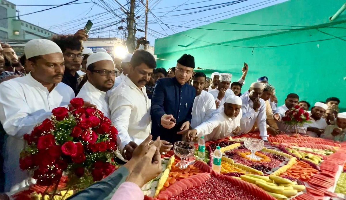 MohdHafeezaimim's tweet photo. #AIMIM Floor Leader Janab #AkbaruddinOwaisi Attended Grand Dawat-E-Iftar Today At Near Masjide Quadria, #Hashamabad, #Chandrayangutta Constituency..
#IftarWithAkbarOwaisi https://t.co/XwdoGWJ54N