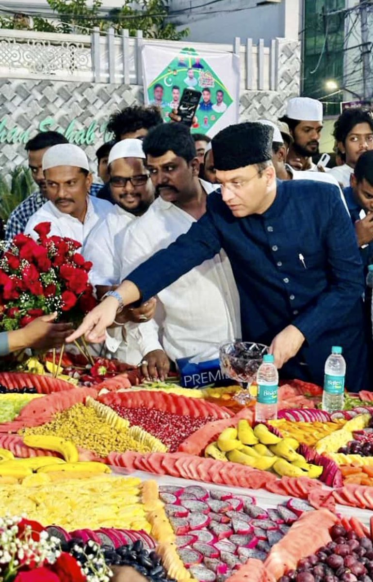 MohdHafeezaimim's tweet photo. #AIMIM Floor Leader Janab #AkbaruddinOwaisi Attended Grand Dawat-E-Iftar Today At Near Masjide Quadria, #Hashamabad, #Chandrayangutta Constituency..
#IftarWithAkbarOwaisi https://t.co/XwdoGWJ54N