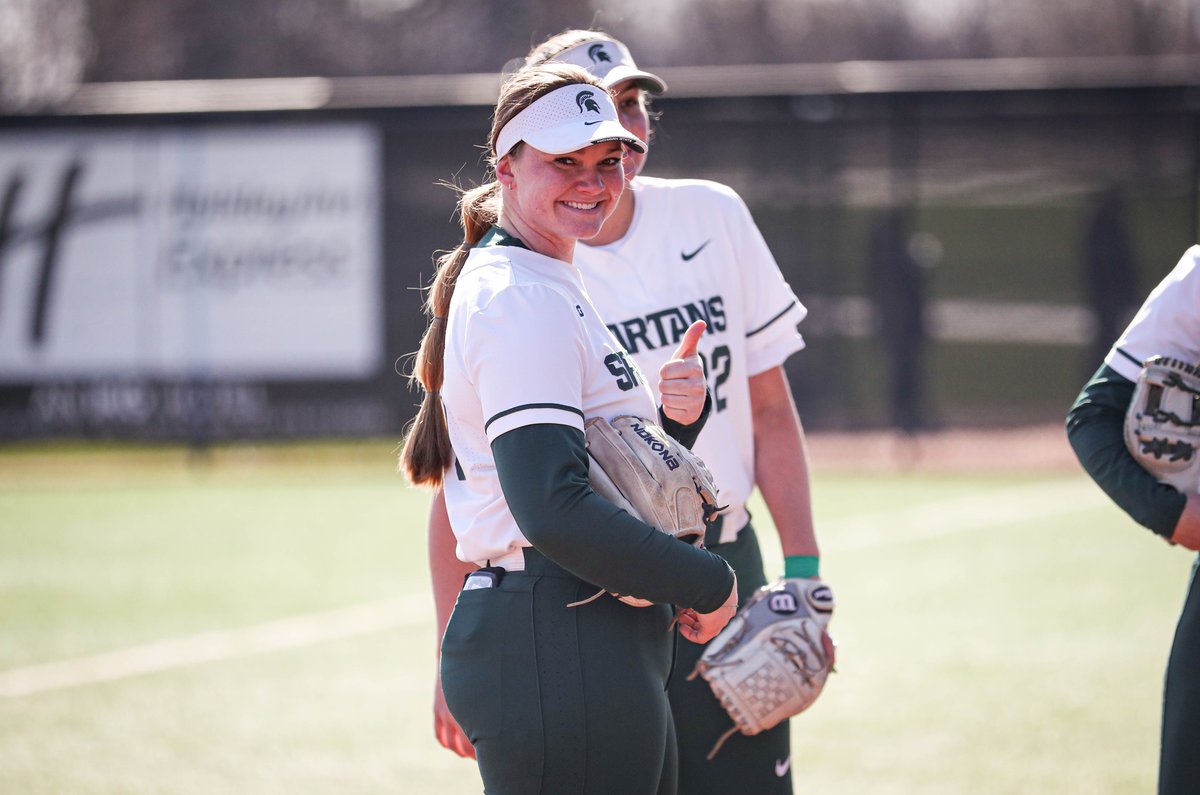 MSU_Softball's tweet photo. Pre-game with the innies!

#GoGreen | #UNLEASH 

📸: Sarah Smith Photography https://t.co/FQCLwlZ83A