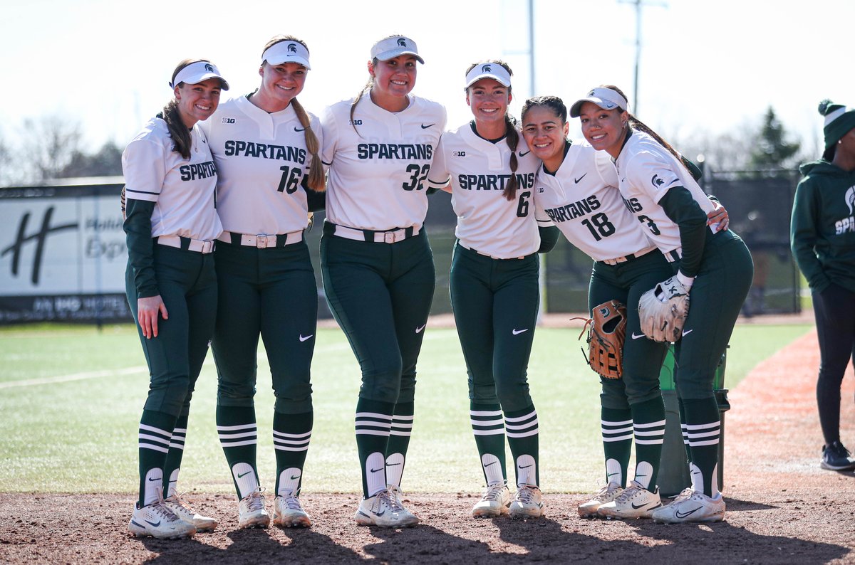 MSU_Softball's tweet photo. Pre-game with the innies!

#GoGreen | #UNLEASH 

📸: Sarah Smith Photography https://t.co/FQCLwlZ83A