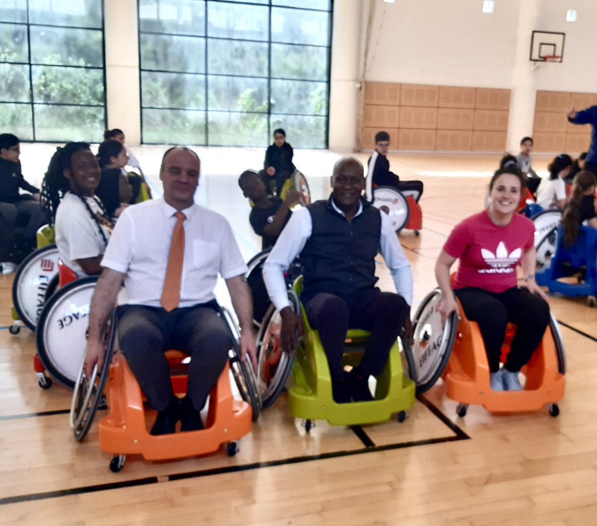 CesarAlves95's tweet photo. Très belle rencontre ce jour avec @giraultolivier1 au  @ClgRepublique  à l’occasion d’une action du @hautsdeseinefr pour sensibiliser les élèves et les adultes au #handisport.  @acversailles. Merci de votre présence. https://t.co/nkkbyhLdHy