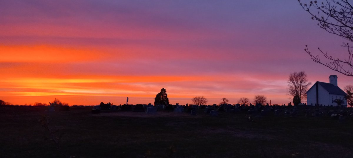 Leicacarol's tweet photo. #sunsetphotography #sunsets #Church Southern Indiana https://t.co/KZJWkQA9Gl