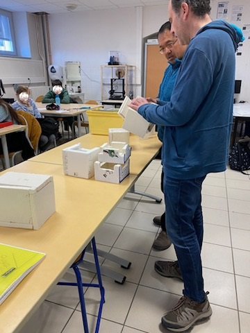 ClgEuropeBdp's tweet photo. Projet Ballon stratosphérique au Collège de l’Europe
proposé et dirigé par le CNES dans une opération appelée « un ballon pour l'école ». Le principe consiste à envoyer un ballon sonde en totale autonomie durant un vol de plusieurs heures. Lancer début Juin au lycée Triboulet. https://t.co/98WKkHXIr8