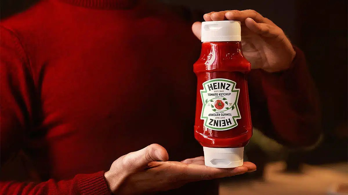 marcvidal's tweet photo. Heinz encuentra la solución perfecta para aprovechar toda la salsa de sus envases. Pragmatismo, branding y diseño industrial genial. La botella se llama 'Ketch-Up &amp; Down' https://t.co/0pDtZ3YNfu