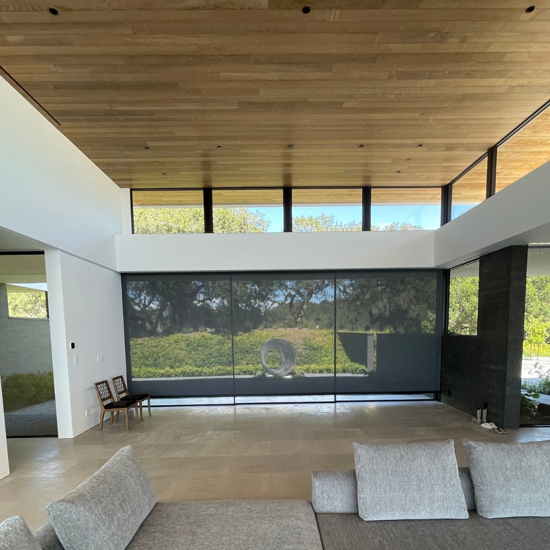 SoCoShadeCo's tweet image. We installed Draper #Flexshades throughout this #SantaRosa home for a consistent regardless of window size. In some areas, the homeowner wanted a #windowcovering that worked as a #sunshade as well as an #insectscreen and Draper’s Flexshade Zip XL was the perfect solution.