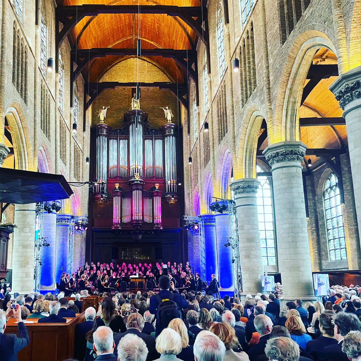 “Erbarm dich unser, o Jesu!” Op deze Goede Vrijdag, waarop we gedenken dat Christus stierf voor onze zonden, was ik samen met <a href="/Raad015/">GemeenteraadDelft</a>-collega’s in <a href="/OudeNieuweKerk/">Oude & Nieuwe Kerk</a>. Daar werd de Matthäus Passion prachtig uitgevoerd door <a href="/BachkoorHolland/">Bachkoor Holland</a>. Goede en gezegende Paasdagen toegewenst 😃