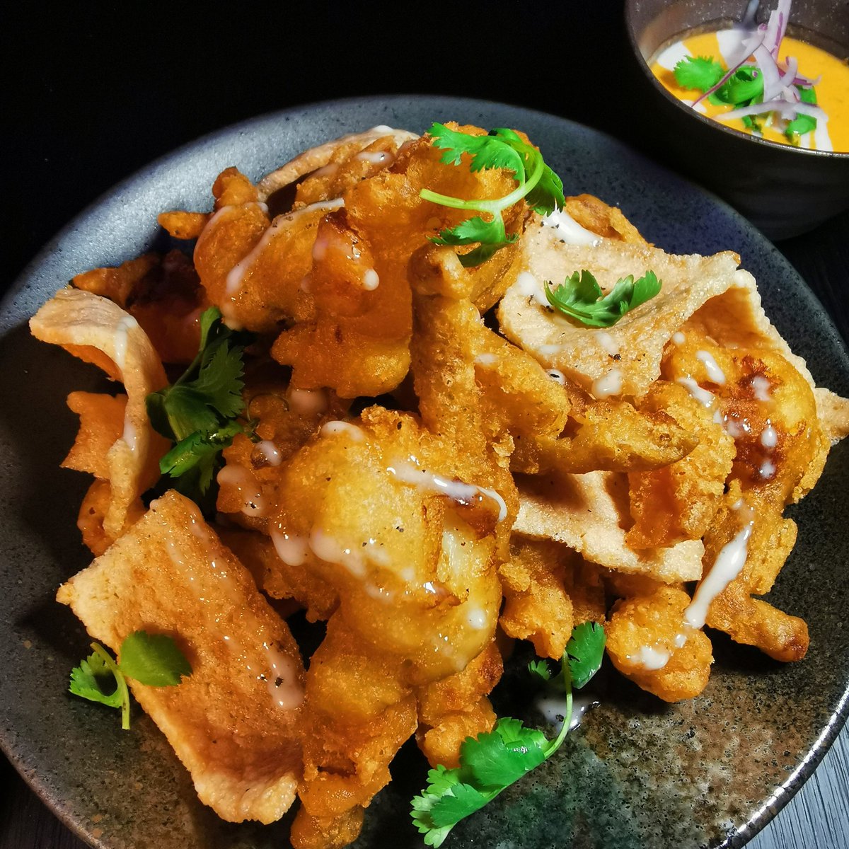 MoVernie's tweet photo. This is my fav dish here #AzabuToronto.
Fried Soft Shell Crab + Shrimp Chips + Red Thai Curry Dip.
Reasonable price ($18) and great portion, perfect for shareable!
#MoVernieApproved #MUSTORDER #HighlyRecommended
#Azabu #AsianFusion #AsianCuisine #Markham #NorthYork https://t.co/SUgStYlDGh