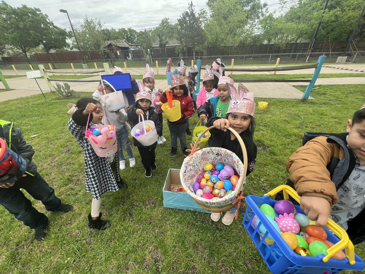 CrisApplewhite's tweet photo. Having fun in the egg hunt!!! 🐰 
#learningisFUNdamental
@MariaRossAP 
@Principal_JP 
@DumasCe 
@PersonalizeDISD 
@HBGonzalezPLA https://t.co/40EUL7t5Vf