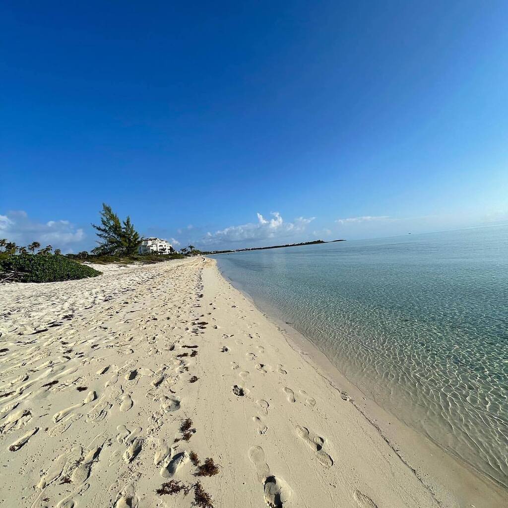 How about a walk on the beach this weekend?? 

#fanfotofriday by @hlosardo 
50 shades of blue 

#longbaybliss #beachwalks #caribbeanbeach #turksandcaicos #beachlife instagr.am/p/CqvRhLlOAvZ/