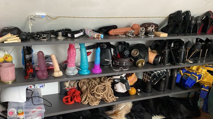 Was mach ich an meinem freien tag ? Mein B&uuml;ro aufr&auml;umen und mein Regal umr&auml;umen ..  Ich brauche mehr<a href="/tag/puppy"class="tags"><span>#puppy</span></a><a href="/tag/heels"class="tags"><span>#heels</span></a><a href="/tag/femdom"class="tags"><span>#femdom</span></a><a href="/tag/gasmask"class="tags"><span>#gasmask</span></a><a href="/tag/camgirl"class="tags"><span>#camgirl</span></a><a href="/tag/chastity"class="tags"><span>#chastity</span></a>