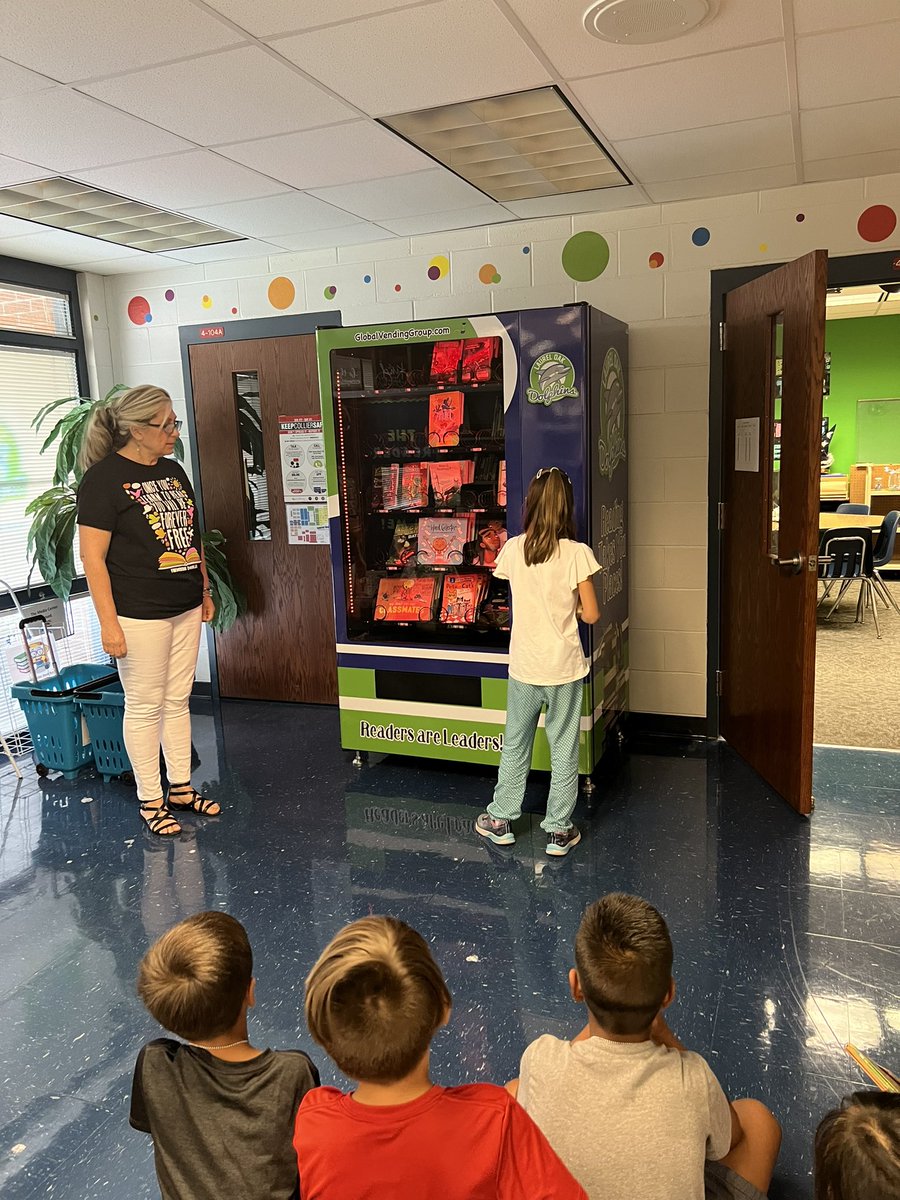 EgidioDeidre's tweet photo. Earning a book from the vending machine at the Media Center. Arianna read ALL 15 Sunshine State 📚 Thanks Dr. Pinney and Mr. Davison. @ChadCCPS @LOEMedia @LaurelOakElem @LaurelOakPTO @DrJScrant #readersareleaders #proudteacher #grade2rocks https://t.co/hjwEzhRstW