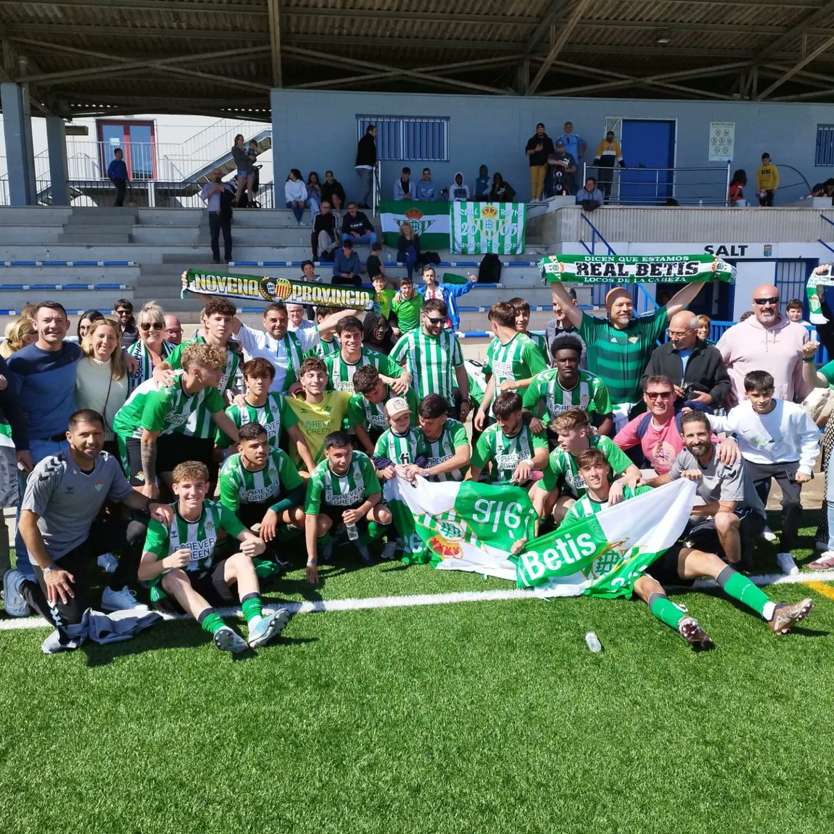 Esta mañana la @novenaprovincia estuvo apoyando al Juvenil del @realbetisbalompie en el Torneo @micfootball disputado en Salt (Girona).
Victoria por 3-0⁸