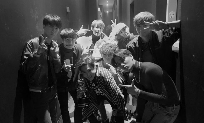 a_Masha_'s tweet photo. Happy 11th anniversary EXO!!! ❤️🎊
Cheers to more years!!! 

A DECADE AND ONE WITH EXO
#11YearsWithEXO
#Eterna11oveForEXO
#엑소와_함께하는_영원한_청춘 #EXO
@weareoneEXO @B_hundred_Hyun @layzhang https://t.co/7hG18fGUqr