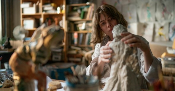 reverse_shot's tweet image. "The raw material of Reichardt’s film is the daily, soul-sucking minutiae that comes with choosing and devoting oneself to the artist’s life in a country that cannot nor will not sustain such endeavors." @Eng_Matthew on SHOWING UP, opening today!
reverseshot.org/reviews/entry/…