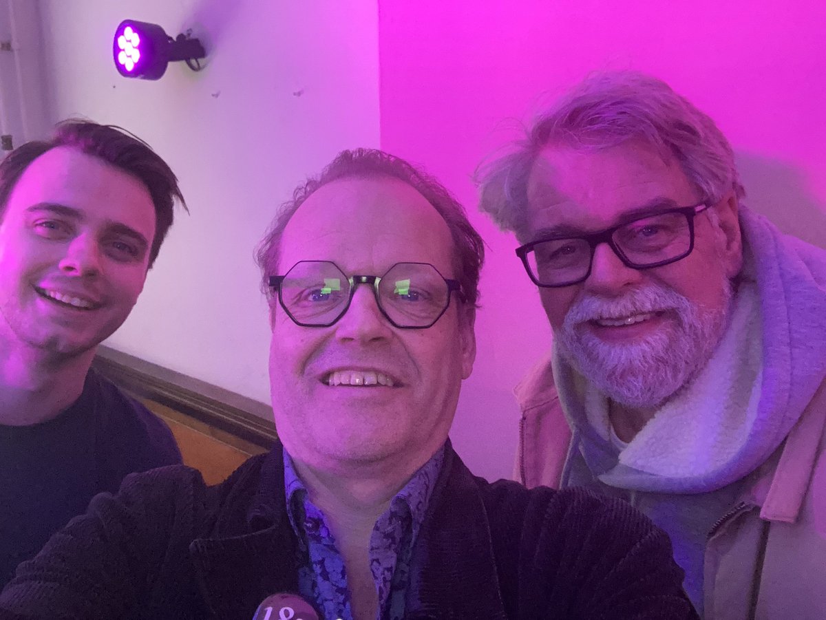 Mooie nieuwe creatieve ruimte in het hart van Zaandam. De Kamer is een kleinschalig poppodium en een lekker informele ontmoetingsplek. De sfeer zat er bij de opening al meteen in!