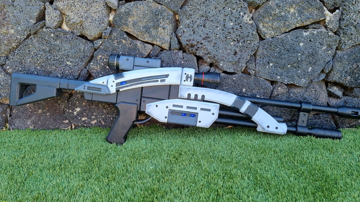 Recently finished a Mantis Sniper commission from Mass Effect 😁 

Really proud of this and it lights up! 

How many of you have played Mass Effect? Which ones your favourite? 

#MassEffect #Prop