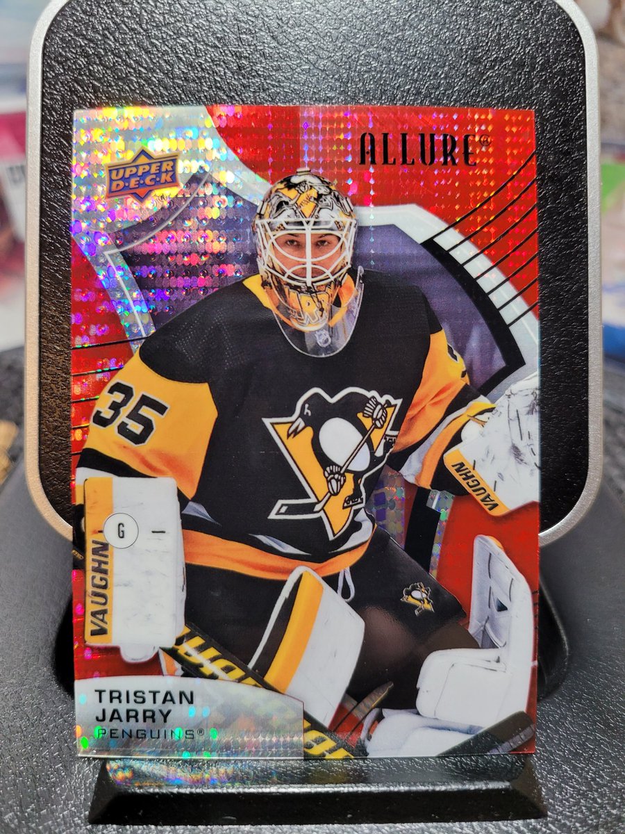 ian_trudeau's tweet image. I found a few of these tucked into a mail package from a #groupbreak #TheHobby #sports #sportscards
#sportscardsforsale #sidthekid #rainbow Check out 2021-22 Allure SIDNEY CROSBY Blue /Purple Rainbow # /199 ebay.ca/itm/1756807229… #eBay via @eBay