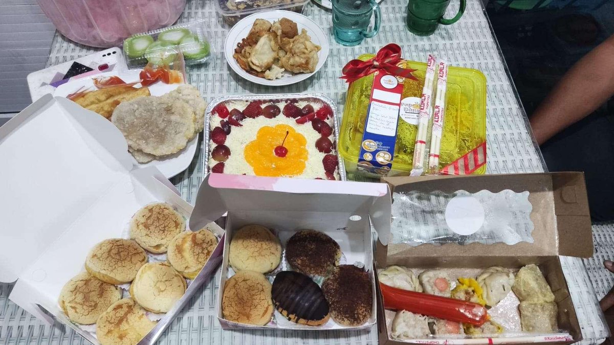 A Heartwarming Moment: Celebrating My Father's 60th Birthday 🎂👨‍🦳

#GoodDeedWithReika <a href="/StarSymphony_io/">Star Symphony</a> #parentskindness

𝐚 𝐬𝐡𝐨𝐫𝐭 𝐭𝐡𝐫𝐞𝐚𝐝 🧵
1/8