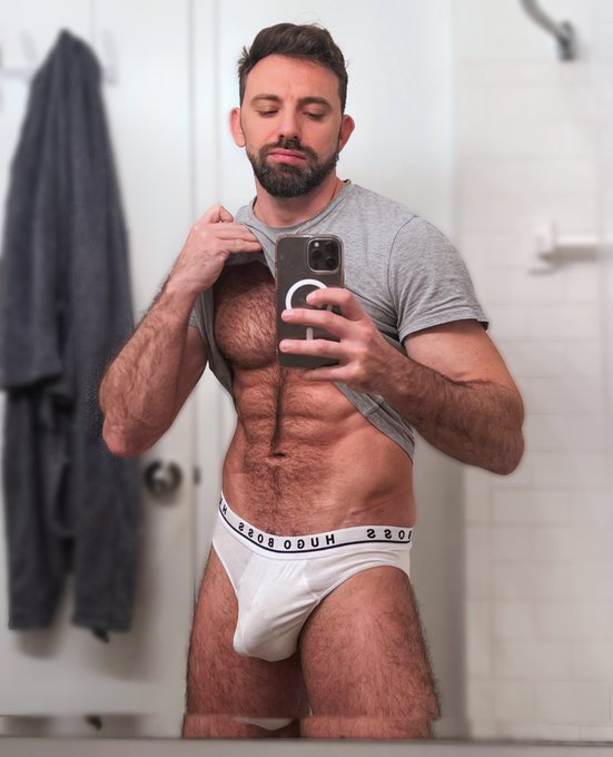 Happy Friday y&rsquo;all 🥳 https://t.co/ZUTFFnY6Xy