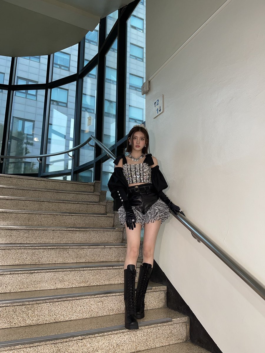 timetogaeul's tweet photo. [220408] IVE_twt twitter

대기실도 세트도 넘넘 예뻤던 뮤직뱅크 첫방🖤🤍 쏘 블링블링😘

#아이브 #가을 #IVE #GAEUL #0408_가을 https://t.co/k2zeL4fxis