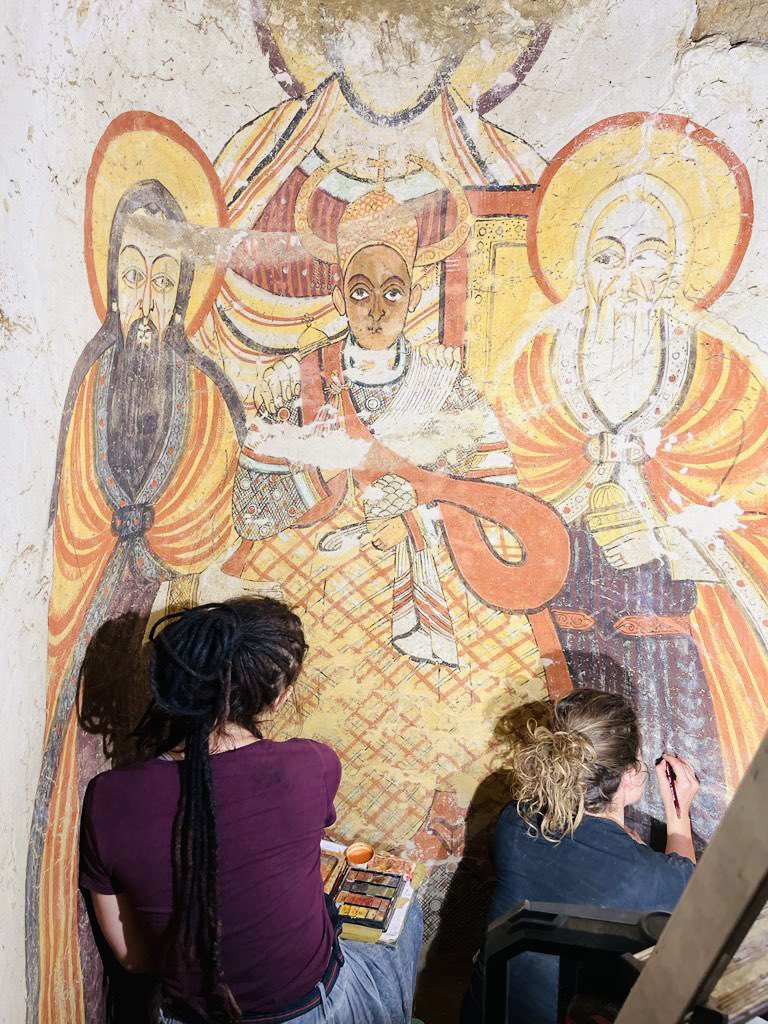 وتصاحب اللوحات نقوشات حاليا تتم دراستها لفك شفرتها. 

وتكشف القراءات الاولي ان جزء منها هي صلاة  للإله لحماية المدينة و التي غالبا ما تكون "دنقلا". 

#الحضارة_السودانية 
#السودان 
#Sudan 
#Sudanese_Civilization
#Excavations