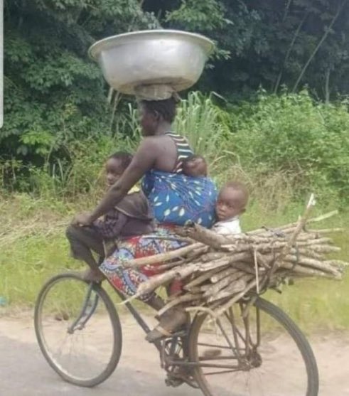 MigunaMiguna's tweet photo. Breaks my heart. What our mothers go through to see us through BECAUSE looters like despot Uhuru Kenyatta have stolen EVERYTHING! https://t.co/GcMtYEbdpS