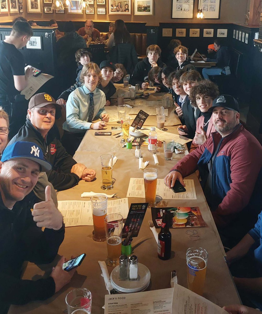 SJ Knights getting some Fuel before last RR game! Sitting 3-0 big game tonight! NS Championship!#SJknights#u16aaa
Let’s go 🏒 semifinals tomorrow!