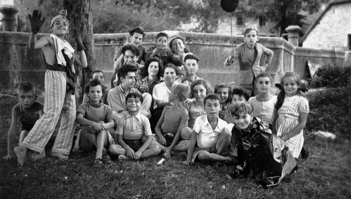 Eric Klein (@ericklein_) on Twitter photo Vous omettez à dessein <a href="/ErsiliaSoudais/">Ersilia Soudais</a> de préciser que les enfants raflés à la maison d'Izieu en 1944 étaient JUIFS et qu’ils ont été déportés à Auschwitz pour y être assassinés de la manière la plus atroce qui soit, asphyxiés dans des chambres à gaz, précisément parce qu’ils Vous omettez à dessein <a href="/ErsiliaSoudais/">Ersilia Soudais</a> de préciser que les enfants raflés à la maison d'Izieu en 1944 étaient JUIFS et qu’ils ont été déportés à Auschwitz pour y être assassinés de la manière la plus atroce qui soit, asphyxiés dans des chambres à gaz, précisément parce qu’ils
