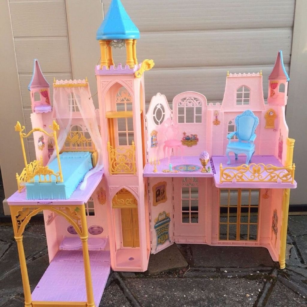 Blanchett___'s tweet photo. approfitto dell’uscita del film per flexare tutte le cose che avevo di #Barbie

(la casetta mi fa venire da piangere solo a vederla) https://t.co/8UFHiNSvf7