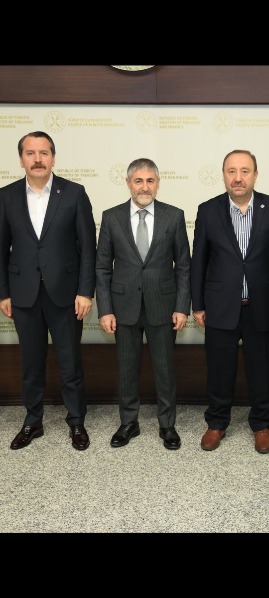 <a href="/_aliyalcin_/">Ali YALÇIN</a> amacın gerçekten zam istemek olsa çoktan zam olurdu seninki kameralara oynamak  #MemurunMaaşıPulaDöndü