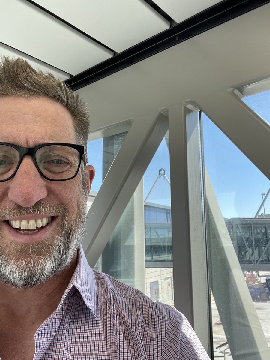 NevinsMark's tweet photo. Obligatory glass jetway photo for @JustinMeyerKC. First time at the new terminal. It’s better than I even imagined. #flykci https://t.co/0W1Y4l8OjR