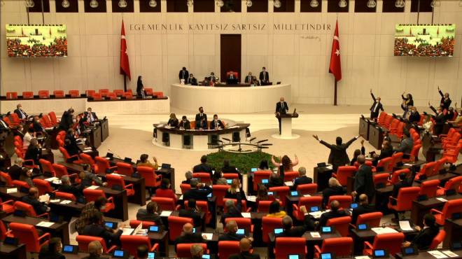 KOCASLI1907's tweet photo. @avcahitozkan @RTErdogan @sahin_tin @Nilgun_OK @A_Yildiz_ İnfaz koruma memurları sanki büyük bir zafer kazanmış edasında iki eliniz havada oy kullanmanızı ve verilen sözlerin tutulmamasını unutmayacak. 
Özellikle 14 Mayıs günü 
 #SÖZİNFKORUMADA https://t.co/VFPyKtMNka
