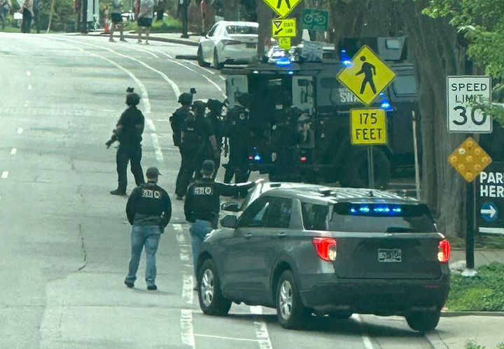 jasondotnews's tweet photo. #NOW: large police presence near the front of #3000Bar Nashville on Demonbreun https://t.co/86mw15PcMe