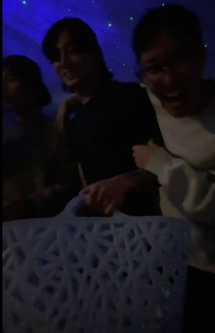 jeon_vantella's tweet photo. 🌟–– JUNGKOOK, TAEHYUNG Y HOSEOK estuvieron juntos en un live en Weverse, al parecer se encontraban en la casa de Jungkook:

🐰: tengo que ir a lavar mi ropa 
🐯: Llamamos a nuestro taxi, así que cuando llegue Hobi y yo tenemos que irnos!
🐯: Todos, nuestro hobi se ira pronto (+) https://t.co/EEdAinCC7O