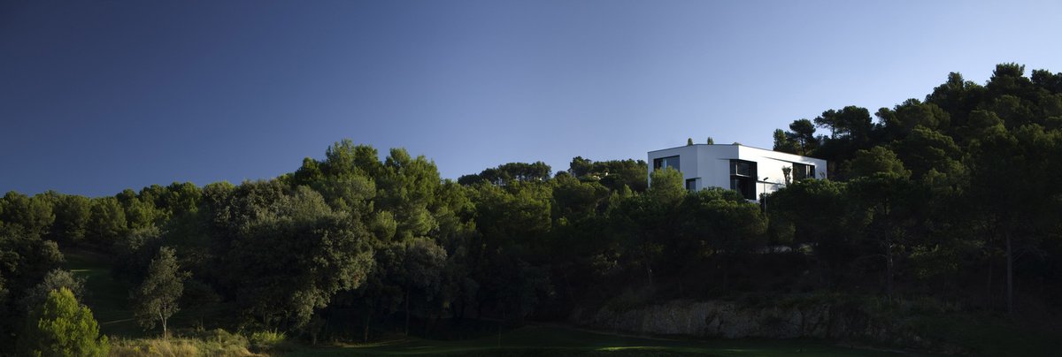 dessie_hardee's tweet photo. Its hillside setting adds a lot to the appeal of this #modernhome. #landscape  https://t.co/YaFV8O9d56 https://t.co/qXPDrou0SK
