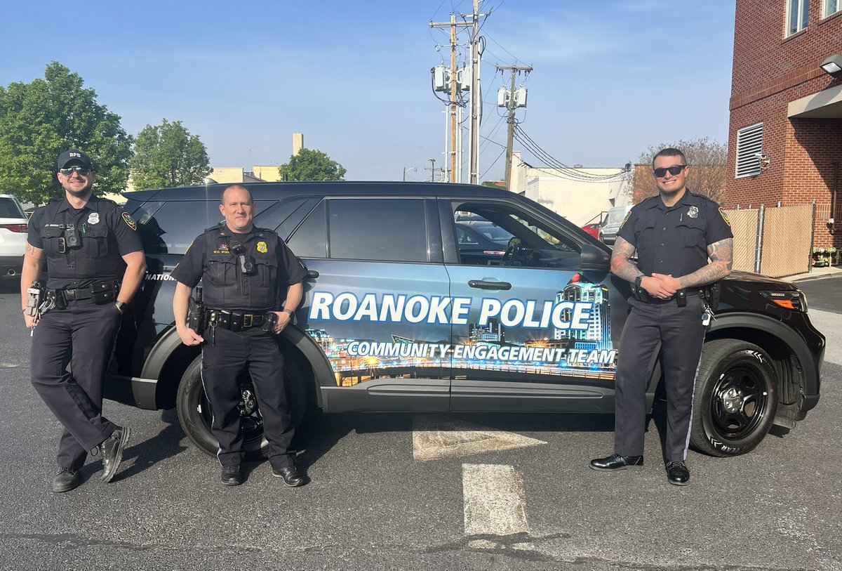 roanokepolice's tweet photo. Meet your newest Community Resource Officers! Officer Marsh & Officer Underwood are excited to be the newest CROs at RPD. They serve as liaisons between the community and RPD.
Please make sure to say hello to this dynamic duo if you see them in your neighborhood!
#RPDpride https://t.co/PvFQwUUIA5