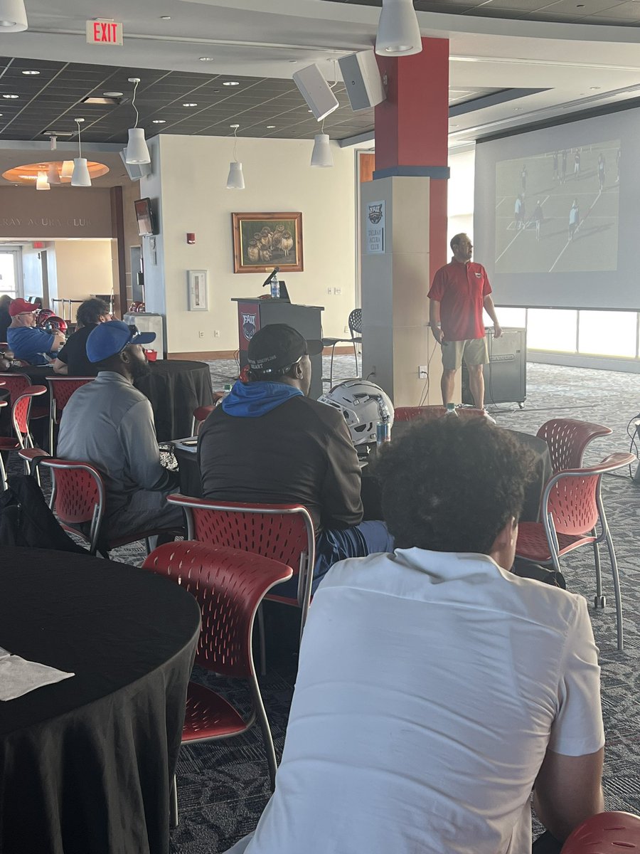 Coach_JLove's tweet image. Physicality in the receiver room‼️ Got to have it, have to train how to FIND WORK with the details from @beaty_david‼️

#Specifics
#TeachTheGame
#TriCountyTakeover☀️🌴🏈🦉