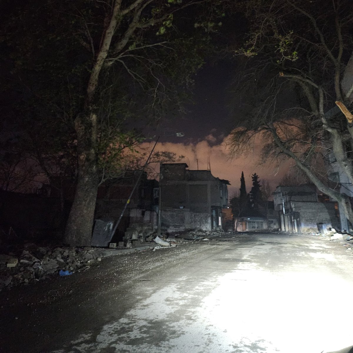 cafernalcaci's tweet photo. 60 gün olmuş hala sokakların karanlık geçilmiyor, şehrin doğusuna doğalgaz verememişsin, suyun pis içilmiyor, insanlar erzak için 12 saat sıra bekliyor, konteynırkentlere geçememişsin. Ama şehirde her şey yolunda öyle mi? https://t.co/Ri83fJwRAW