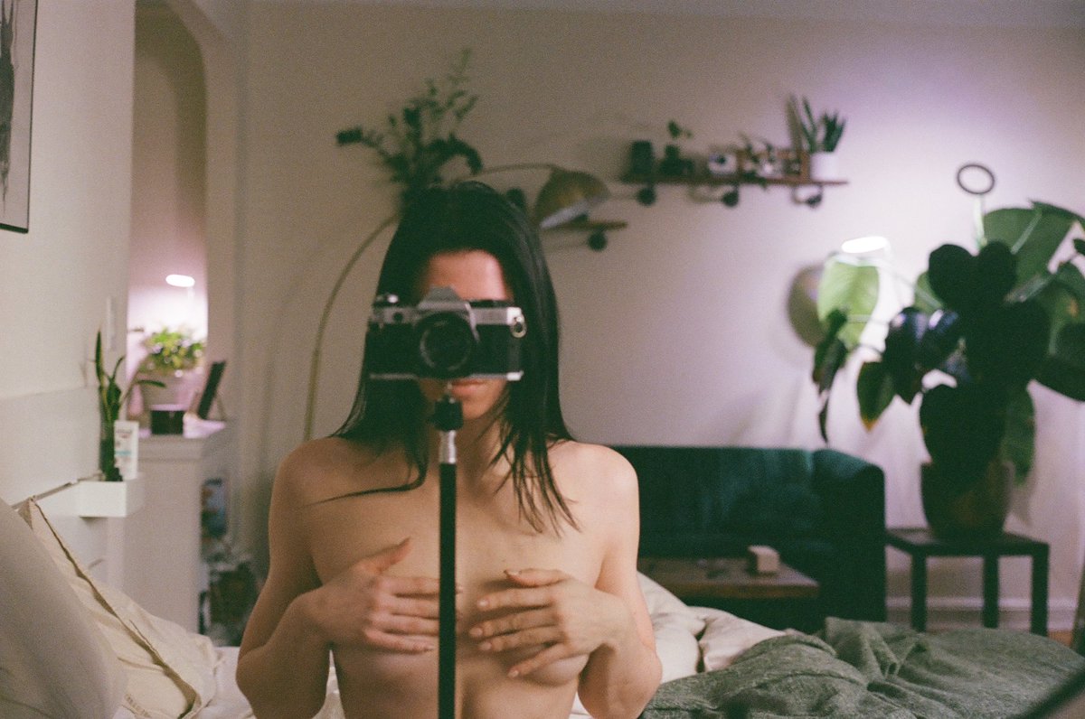 When she remembers that she has both Twitter and her film camera. 
Find a full roll posted on Patre0n patreon.com/Valeria_kalabi… 

#canonae1 #shotonfilm #filmphotography #selfportrait