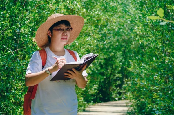 Poison ivy rash is a common, itchy skin reaction that occurs when coming into contact with poison ivy or poison oak leaves. Symptoms: mtmweb.biz/blog/2022/3-ma…