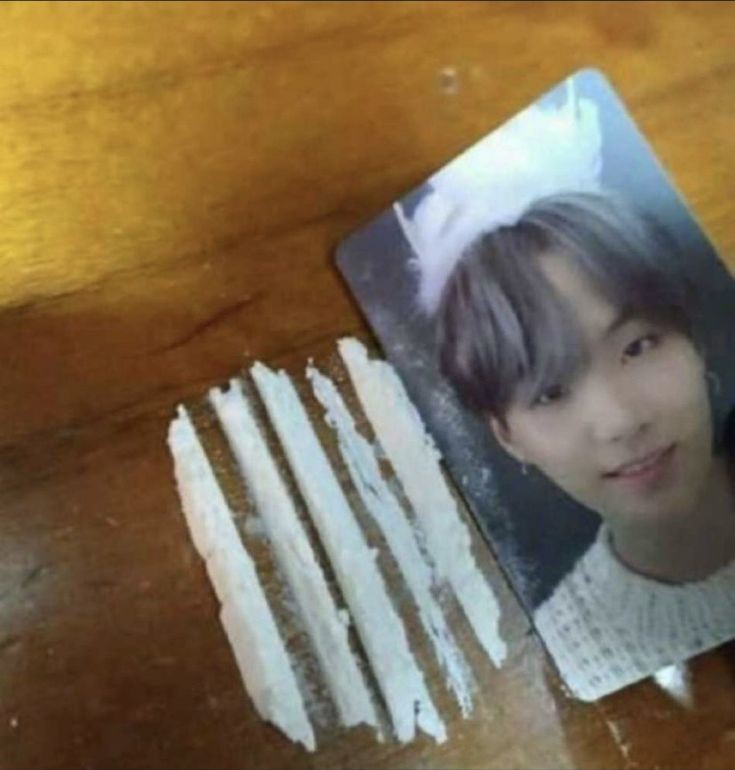 kimanjinn's tweet photo. hoje eu estou literalmente assim!!!

quer me chamar pra assistir algo? claro vc escolhe live do yoongi ou looping do mv de People pt2
transar? Alexa play People pt2 on repeat
jogar alguma coisa? sim vamos brincar de encontrar os erros desse single e deste homem e não achar nenhum https://t.co/cUdnWtkNaK