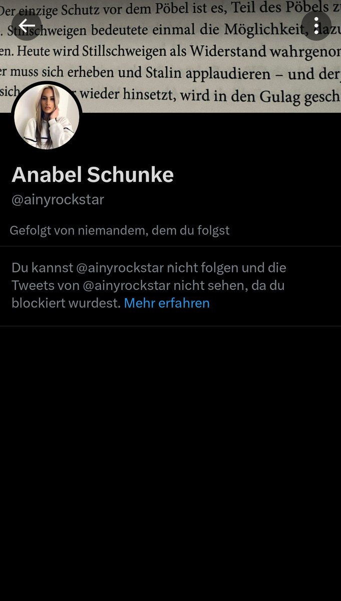 Retro744's tweet photo. @thor_ravenclaw @ainyrockstar Guck mal, dein Model motiviert zum Clown 🤡😂😂😂 https://t.co/WN9tr5t3NB