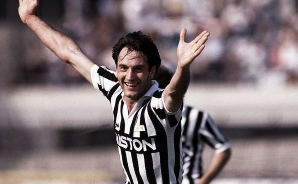 #7aprile 
Tanti auguri di buon compleanno a Luigi #DeAgostini, difensore, alla Juve dal 1987 al '92,
215 presenze e 29 gol.
#forzajuve #FinoAllaFine #Juventus
